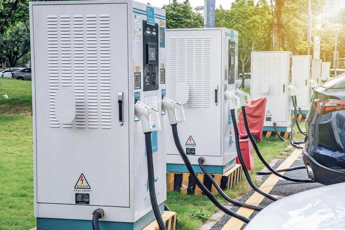 探索液冷超充槍：為電動汽車充電加速